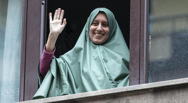 Silvia Romano saluta dalla finestra della sua casa di Milano