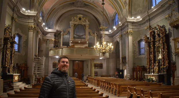 Don Ivano Brambilla nella basilica di Cortina
