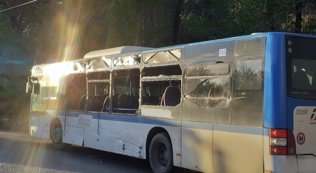 Scontro sulla Via del Mare tra bus degli studenti e camion: ferita 14enne