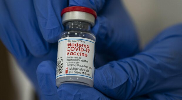 Moderna, dipendente ospedale distrugge 500 dosi di vaccino negli Stati Uniti