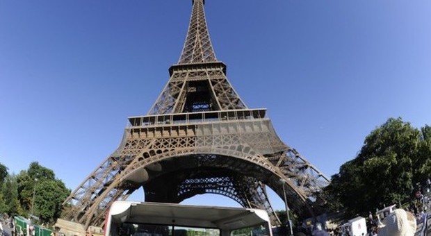 Tour Eiffel chiusa per allarme terrorismo Avvistato un uomo con uno zaino