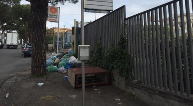 Ercolano, la fermata del bus è sepolta da mobili e rifiuti e gli utenti protestano: «Che degrado»