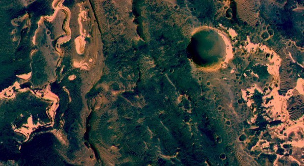 Marte ha un occhio nero: giallo sul nuovo cratere, si è formato tre anni fa
