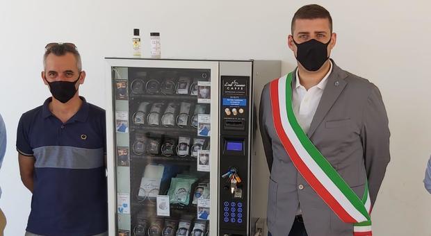Daniele Canella, sindaco di San Giorgio delle Pertiche, con altri amministratori accanto al distributore di mascherine
