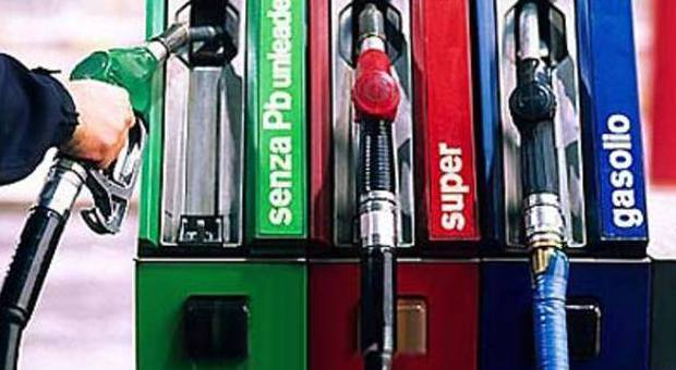 Distributori benzina, blitz della Finanza: ​il 28% è irregolare. Sequestri e denunce