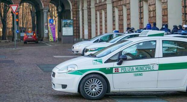 Torino, ambulante senza Green pass aggredisce i vigili urbani al mercato: denuncia e multa
