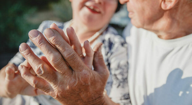 Anziana contrae l' Alzheimer, ma lei e il marito si innamorarono di nuovo a 60 anni: «Questo è il tempo del coraggio»
