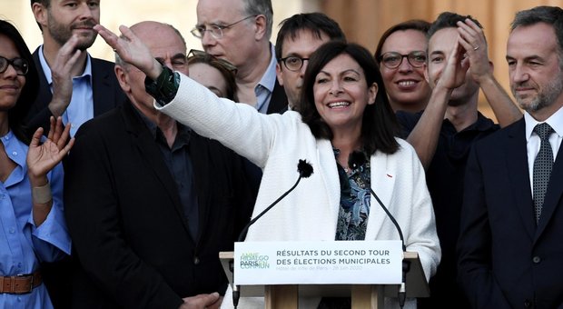 Elezioni in Francia, onda verde e astensione: Philippe trionfa a Le Havre, Hidalgo confermata a Parigi