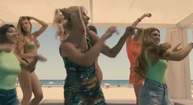 Un'immagine del video della canzone "Mi sveglio ballando", il singolo di Maria Teresa Ruta