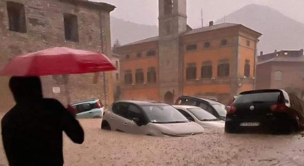 Pro loco Unpli, tutti gli eventi in provincia di Pesaro e Urbino a sostegno degli alluvionati. Nella foto Cantiano travolta dal fango