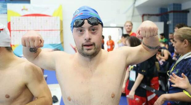 Record mondiale in staffetta, Giammaria prodigio del nuoto. Zaia: «Lo sport è senza barriere»