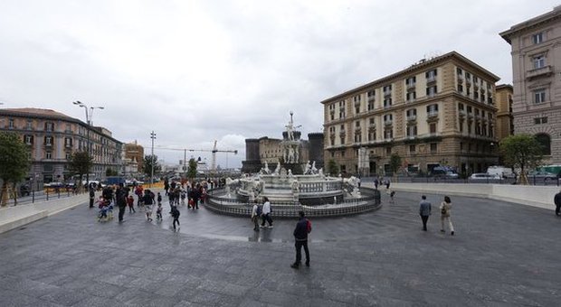 Napoli, la nuova piazza del Nettuno è già un campo di calcio