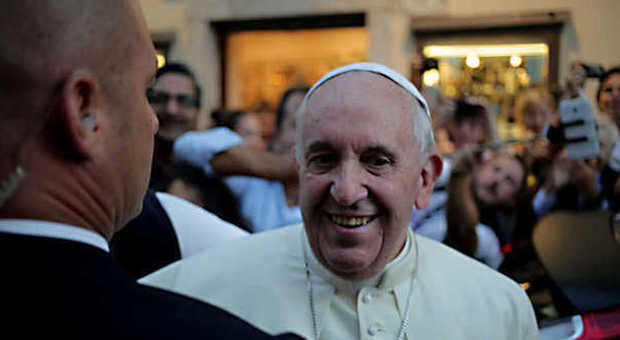 Il Papa dall'ottico per cambiare le lenti: ​"Niente montatura, non voglio spendere"