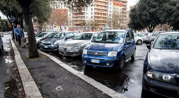 Il parcheggiatore abusivo a piazzale Clodio: “Guadagno anche 100 euro al giorno. Multe rare, non le pago”