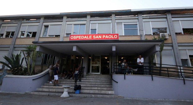 Napoli, 14enne arriva in ospedale con il neonato in braccio: ha partorito in casa