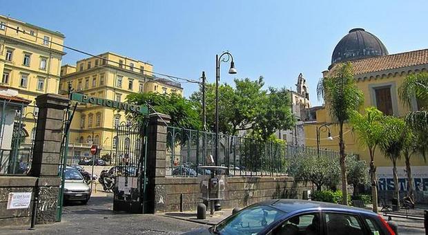 Napoli, ladri in ospedale: bandito entra nell'ufficio di una dottoressa al Policlinico e le ruba i soldi