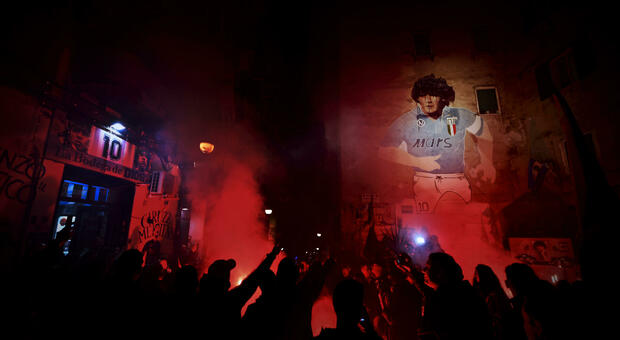 Un anno senza Diego Maradona, tutta Napoli ai piedi di «D10S»