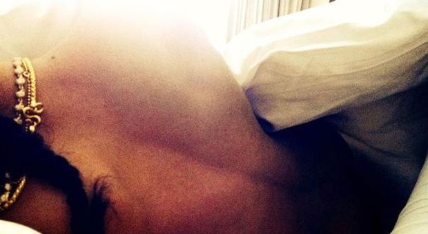 Will Smith e la foto hot alla moglie che dorme. Lei la posta su Fb: «Il mio lato sexy»