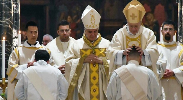 Ascoli, l'operaio e il neurologo ordinati sacerdoti. Cattedrale gremita, l'entusiasmo del vescovo: «Profumano di Vangelo»