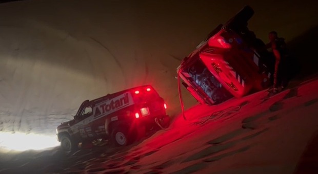 Dakar 2024, camion olandese si ribalta tra le dune: i fratelli Totani lo trainano e lo rimettono in pista