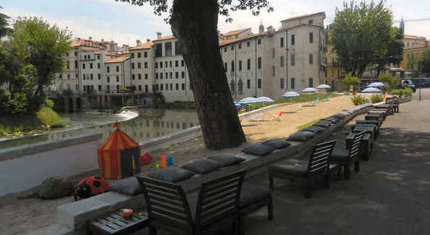 "L'ultima spiaggia" è il chiosco estivo aperto dal primo maggio al 30 settembre in piazzetta San Biagio, Vicenza