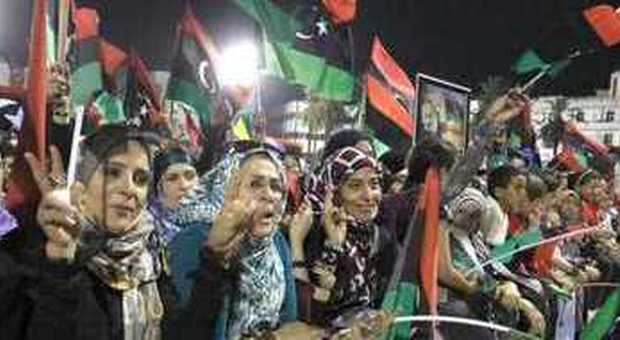 Festa a Tripoli dopo la morte di Gheddafi (foto Sabri Elmhedwi - Epa)