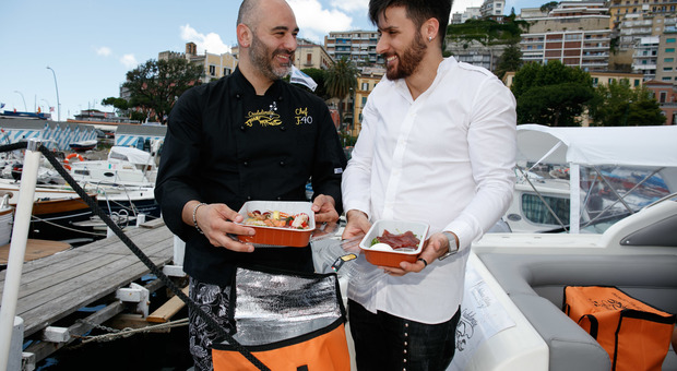 Arriva a Napoli la “Box in barca” ideata da Crudodimare: ostriche e bollicine direttamente sullo yacht
