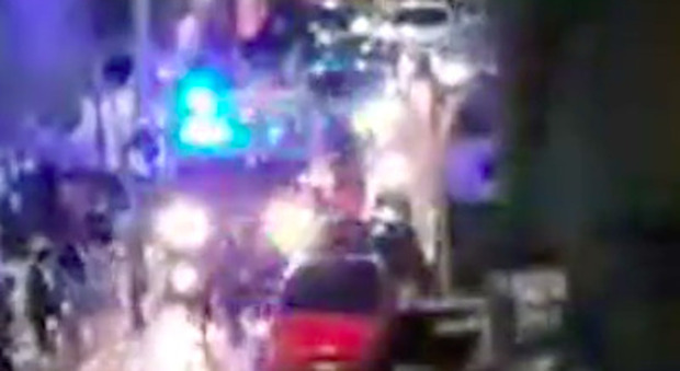 Napoli, ambulanza bloccata dalle auto in sosta selvaggia e mezzi spostati a mano