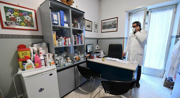 Roma, per i medici fuga dal virus e corsa alla pensione: «Andranno via in 700»