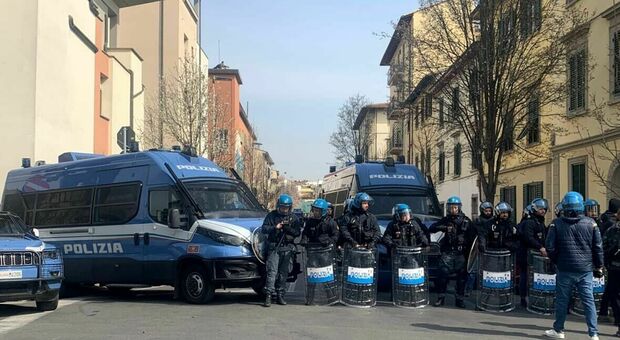 Firenze, blitz della polizia: sbomberato il centro sociale di viale Corsica. Uno degli occupanti si barrica sul tetto