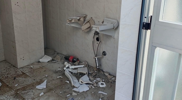 Montemarciano, bagni spaccati a colpi di mazza: vandali scatenati a Capodanno
