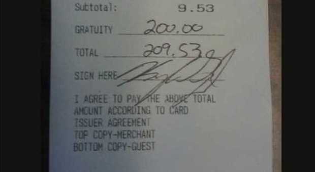 Cliente lascia una mancia da 200 $: quando ​la cameriera scopre il motivo scoppia a piangere