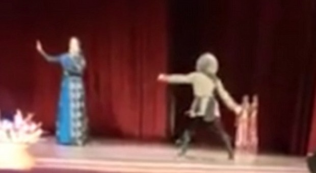 Cecenia, ballerino crolla sul palco e muore: il pubblico non capisce e lo applaude