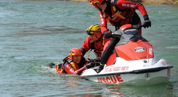 Pesaro, ragazzi bloccati sotto il monte dall'alta marea: salvati con moto d'acqua