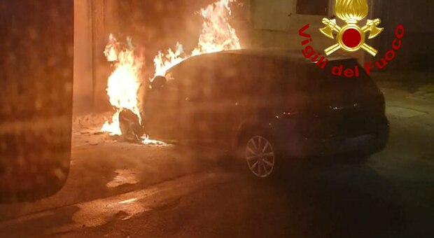 Nuovo incendio auto nel Salento: in fiamme una Golf