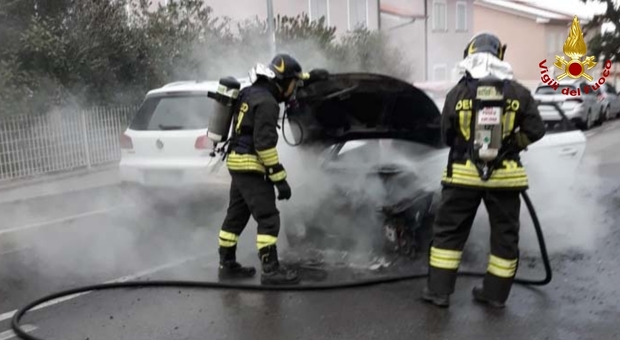 Castefidardo, l'auto a metano prende fuoco, l'autista riesce a saltarne fuori