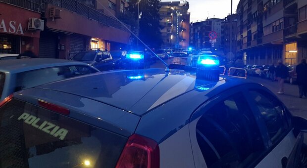 Roma, spara colpi di pistola alla porta della ex al Tiburtino: lei fugge dal balcone e si ferisce