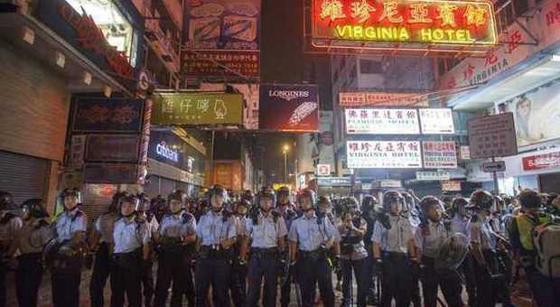 Hong Kong, centro invaso per "protesta dello shopping": scontri, feriti e 28 arresti