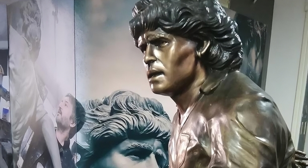 Statua di Maradona di Domenico Sepe