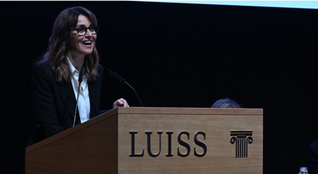 Paola Cortellesi, il discorso sul sessismo agli studenti della Luiss: «Biancaneve? Faceva la colf ai sette nani»