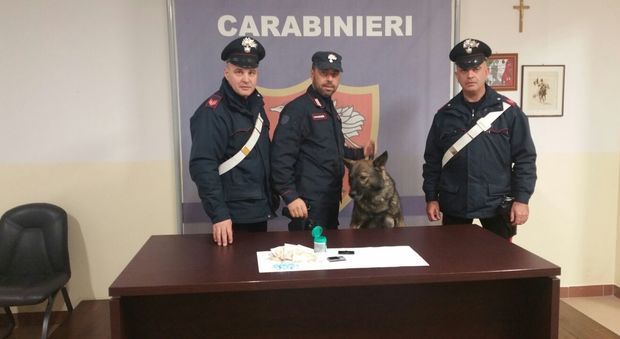 I carabinieri con la droga trovata nascosta nella caldaia