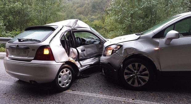 Asfalto bagnato, scontro Rover-Opel: 2 feriti