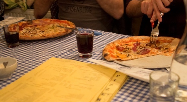 Rischia di soffocare mangiando una pizza: salvato dai passanti
