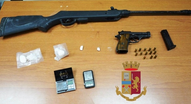 Porta d'ingresso con doppiofondo per nascondere armi e droga: arrestato nel Napoletano