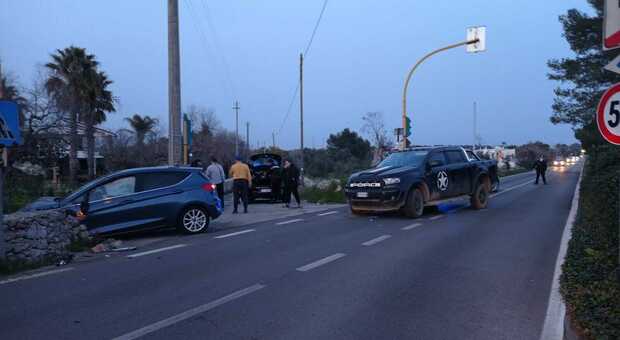 Salento, incidente sulla statale: auto finisce contro un muretto a secco