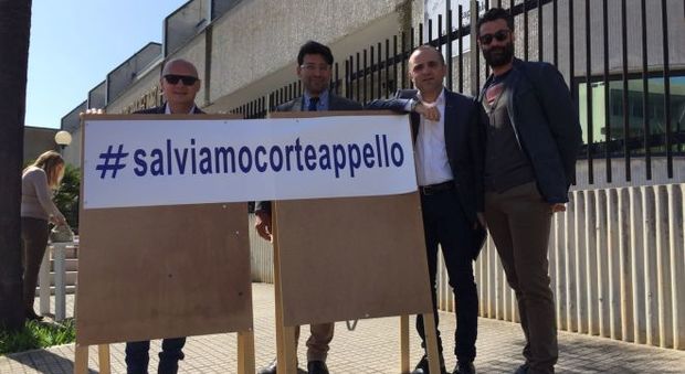 Raccolta firme davanti al tribunale di Brindisi contro la soppressione della Corte d'Appello di Lecce