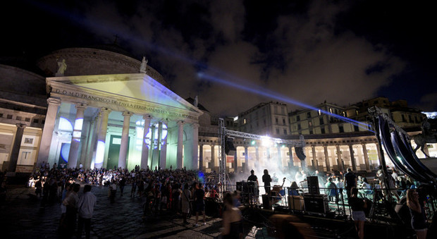 Notte di San Lorenzo piena di stelle e mandolini in piazza del Plebiscito