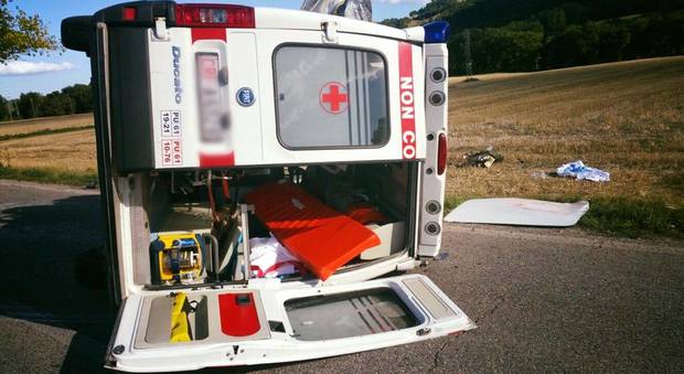 L'ambulanza della Cri dopo lo schianto