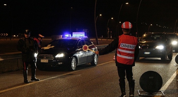 Assume alcol e farmaci, uomo di 35 anni minaccia il suicidio: salvato dai carabinieri