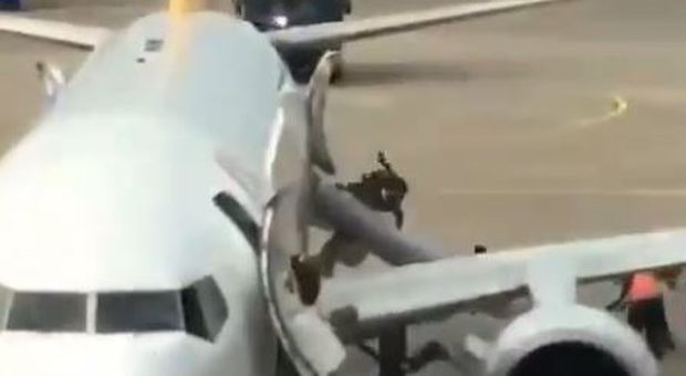 Evacuati 163 passeggeri di un aereo dopo che una delle gomme ha preso fuoco durante l'atterraggio - VIDEO